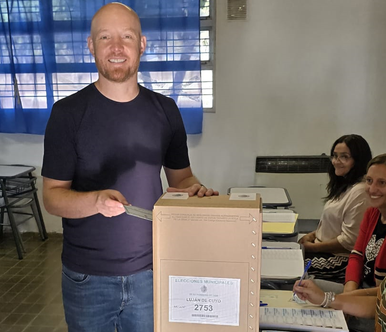 El intendente de Luján de Cuyo, Esteban Allasino, uno de los primeros en ir a votar.
