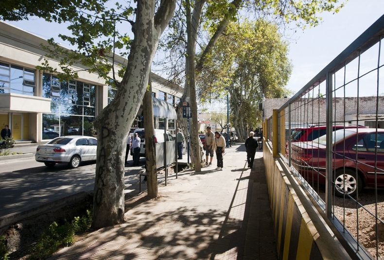 casino de mendoza, estacionamiento, padres, bebe en el auto