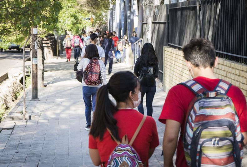 DGE: 25 mil alumnos pujan por un banco a Primer Año del Secundario en el sector público de Mendoza.