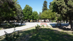 Tareas de limpieza en la Plaza Belgrano de Alvear Oeste.