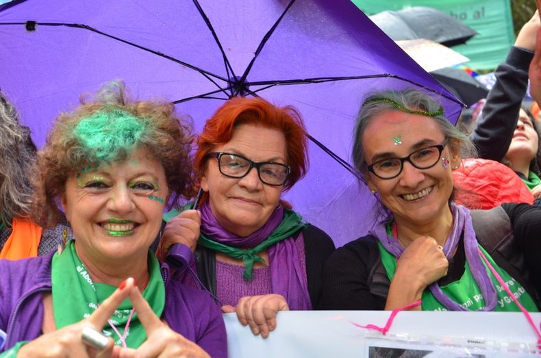 Alejandra junto a sus amigas Sofía y Nora en una marcha de Ni Una Menos