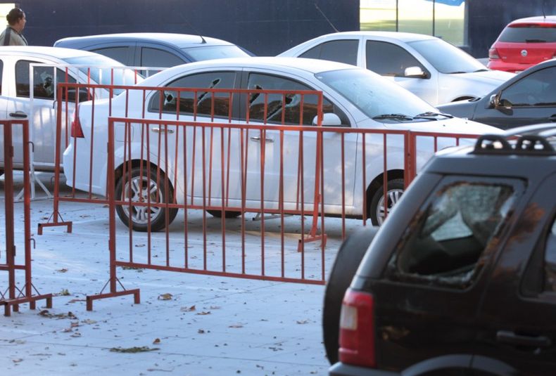 atentado club independiente de rivadavia, lepra, agresión jugadores directivos, autos, playa estacionamiento, vidirios rotos, violencia en el futbol