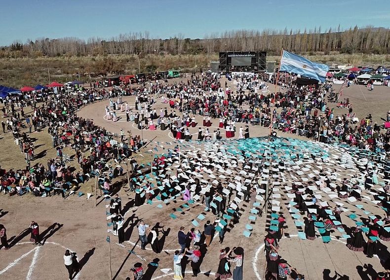 El Pericón más grande volvió a brillar en la Villa 25 de Mayo.