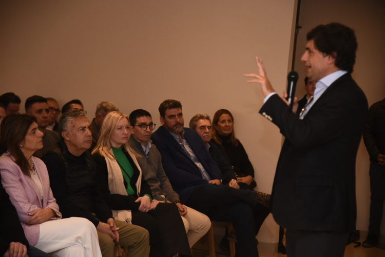 Hernán Lacunza participó de un conversatorio con empresarios y dirigentes de Cambia Mendoza