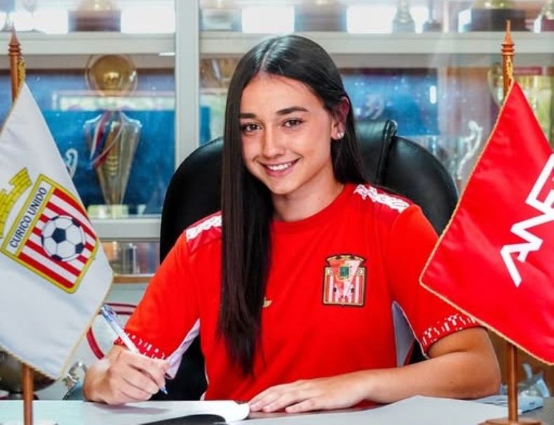 Ailén Di Cesare firmando su contrato.