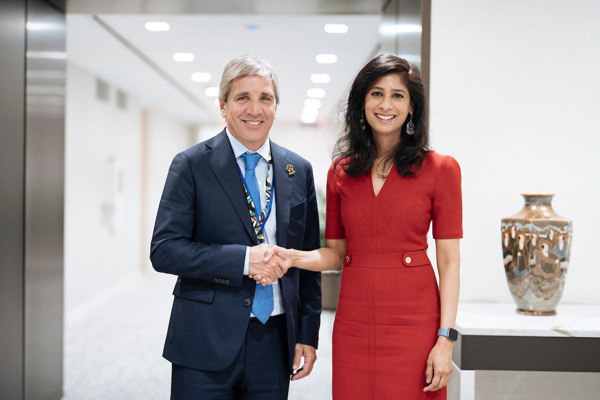 Luis Caputo, junto a Gita Gopinath, segunda del FMI, quien presentó su renuncia.