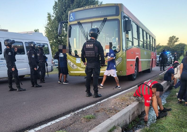 Guaymallén: 24 detenidos tras el secuestro de un colectivo.