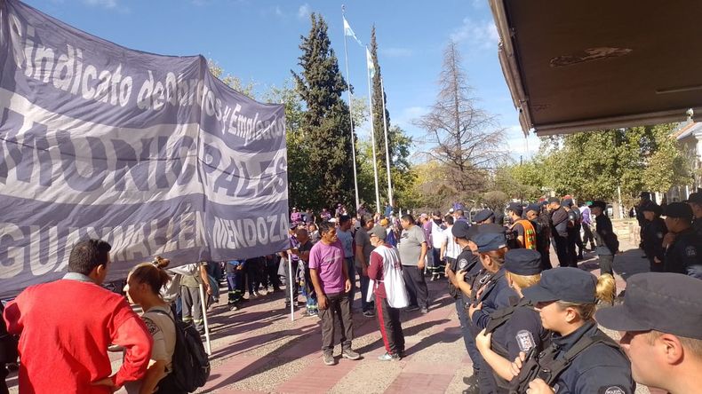 Conflicto con empleados municipales, reclaman mejoras salariales para paliar la inflación.