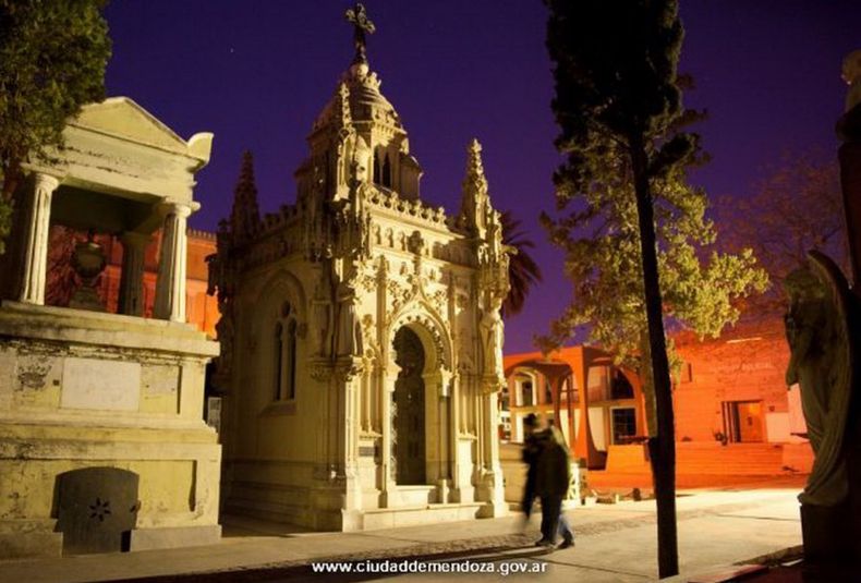 Visita nocturna al Cementerio