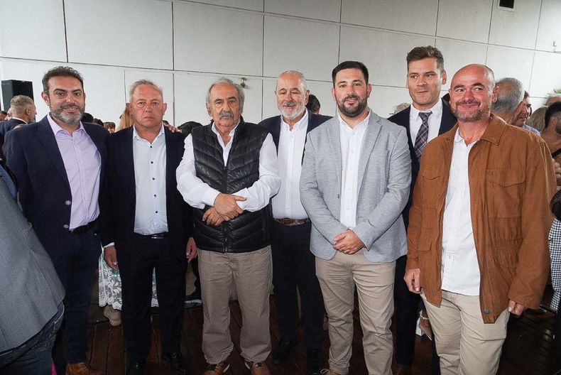Productores junto a intendentes en el desayuno de la Coviar.