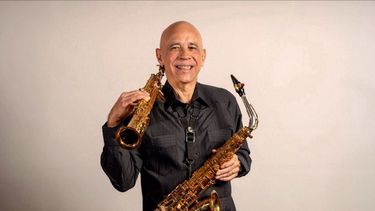 Miguel Villafruela es cubano y uno de los grandes intérpretes del saxo en América Latina.