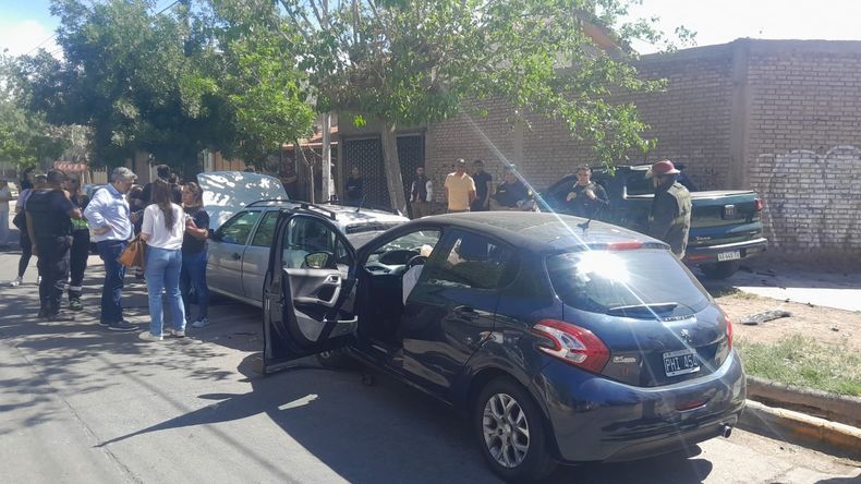 Aparatoso accidente vial involucró a dos autos estacionados.