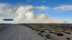 Incendio en el acceso norte a la ciudad de Malargüe.