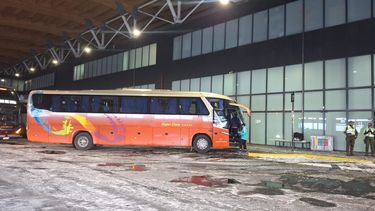 Uno de los micros con hinchas chilenos cruzó hoy la frontera