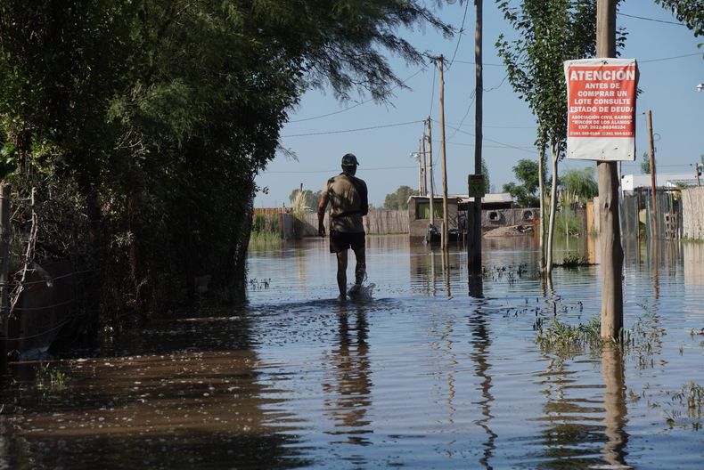 La crecida del río Mendoza por la apertura de compuertas en el embalse Potrerillos provocó inundaciones en la zona de San Roque, del departamento de Maipú.