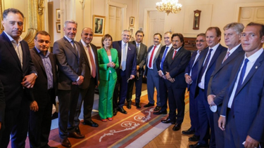 un grupo de gobernadores le lleva al presidente un proyecto para reformar la corte suprema