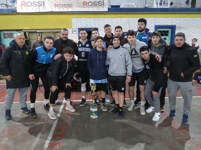 Básquet. Deportivo Argentino con el trofeo de subcampeón.