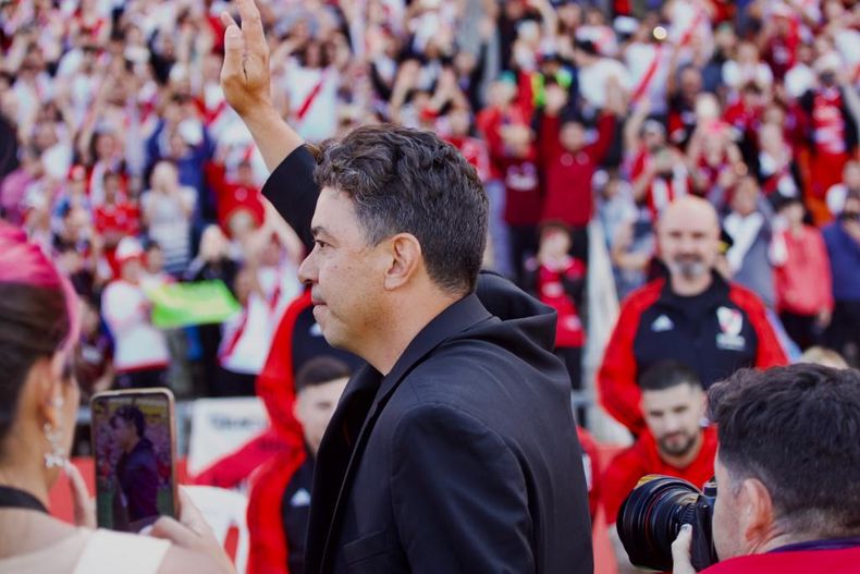 Marcelo Gallardo le dice adiós al pueblo de River Plate.