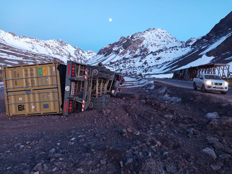 Vuelco en Alta Montaña. Un camionero herido.&nbsp;