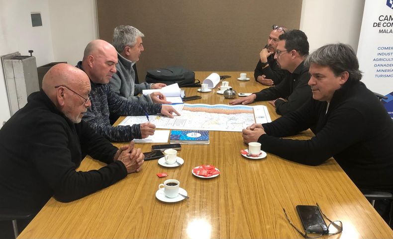 Integrantes de la Cámara de Comercio de Malargüe y autoridades de Vialidad Provincial.
