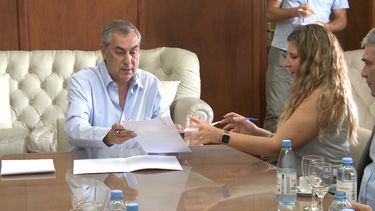 La gerente para Cono Sur de Amazon, Lorena Zicker, en la firma del acta compromiso para la capacitación con el ministro de Economía Enrique Vaquié