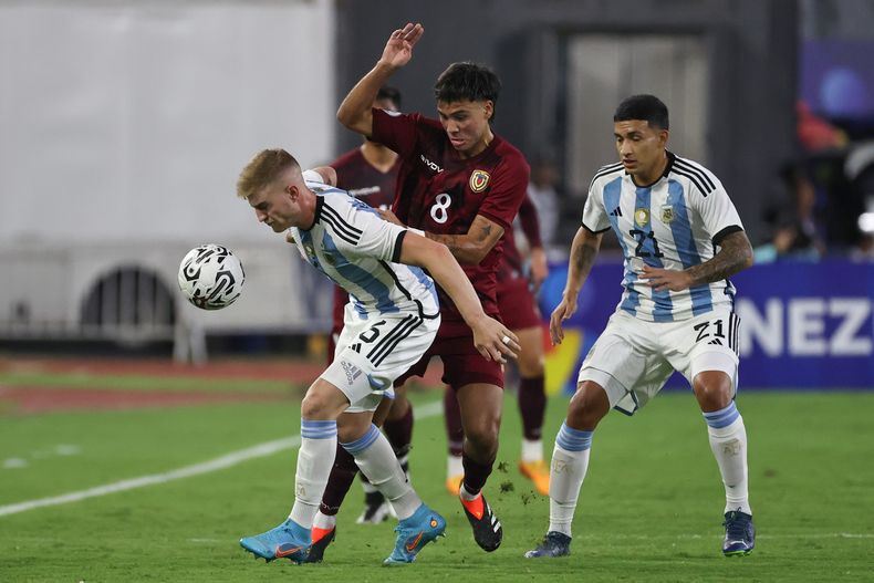 La selección de fútbol de Argentina Sub-23 empató de forma polémica con el local