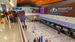 Se suspendió la huelga de controladores aéreos y habrá vuelos el lunes.