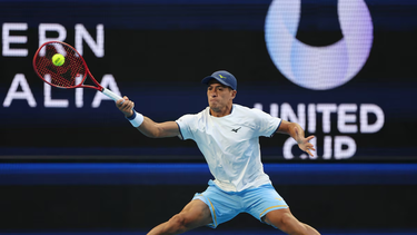 Sebastián Báez dio uno de los grandes golpes de la United Cup al vencer a Taylor Fritz en Perth.