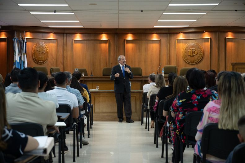 Ismael Farrando, decano de la Facultad de Derecho, presentó su candidatura como rector de la UNCuyo.