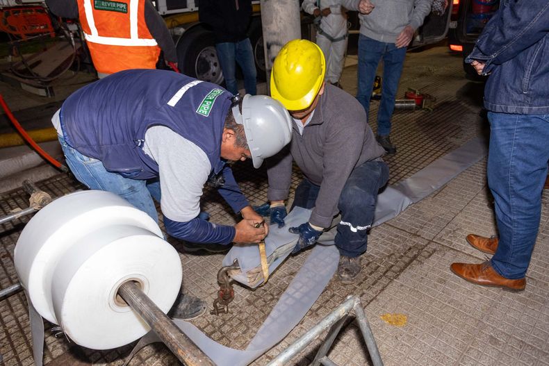 El sistema Trenchless (sin zanja) permite rehabilitar las tuberías desde el interior, evitando excavaciones, roturas de veredas y cortes de tránsito.