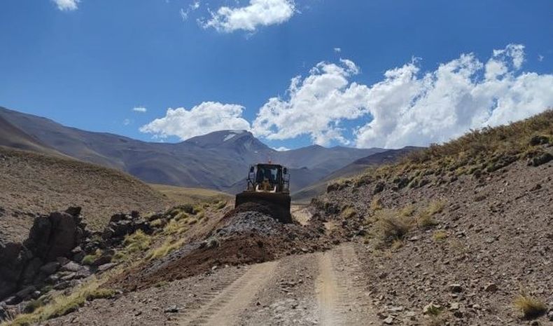 Mejoramiento de caminos en la zona rural de Malargüe (Foto gentileza).