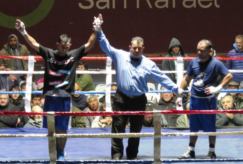 22 Fallo de la pelea. Joel Arena venció por puntos a Emanuel Quiroga. Sábado 04 06 22
