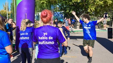 Una marea de conciencia: Guaymallén se tiñe de azul por el autismo.