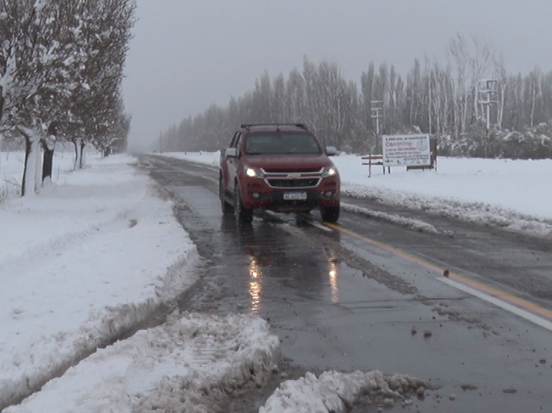 En algunas zonas de la Provincia de Mendoza se encuentra intransitable por acumulación de nieve en calzada.