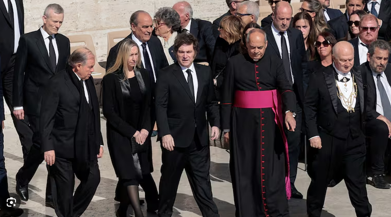 Milei y la comitiva argentina presentes en el funeral del papa Francisco.
