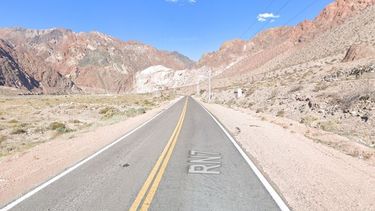 Conducía alcoholizado en Uspallata, intentó pasar a otro auto y terminó contra el Cerro Negro.&nbsp;Foto: GoogleMaps / Archivo.
