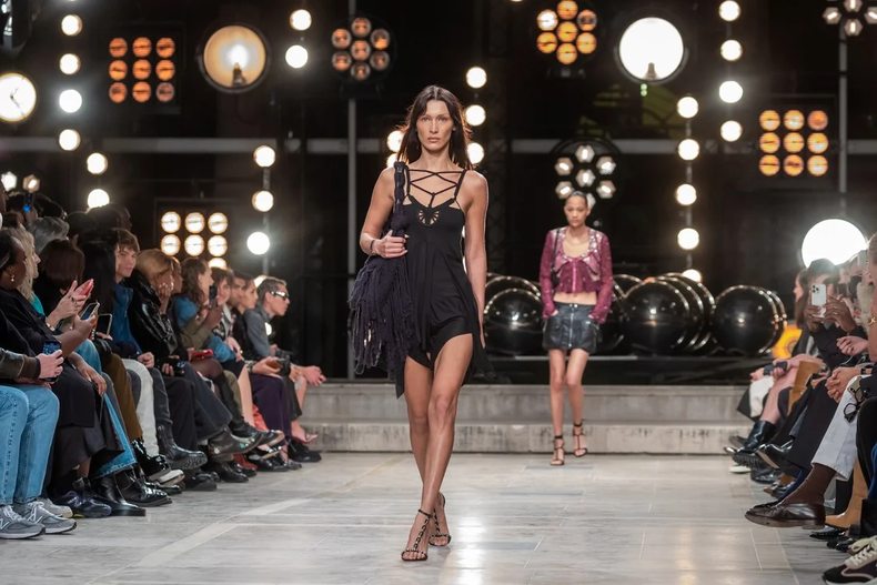 Semana de Moda de Milão começa com Bella Hadid em desfile da Fendi, jogos  de moda desfile 