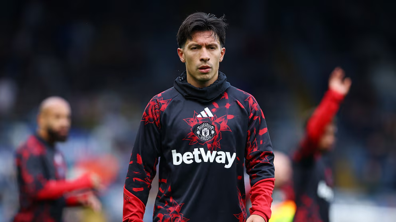 Lisandro Martínez estaría bajo la mirada del Barcelona mientras se define su futuro en Manchester United.