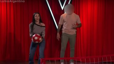 La Voz Argentina: qué exfutbolista se sumó a un fútbol tenis en pleno reality