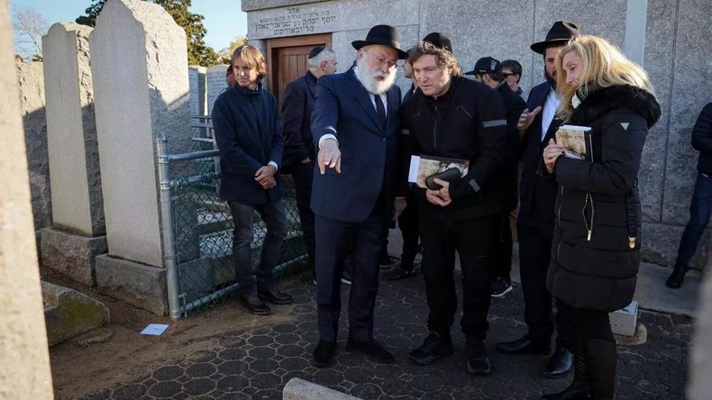 Javier Milei hermana Karina y Eduardo Elztain en el cementerio de Queens durante la visita a la tumba del rabino Menachem Mendel Schneerson. Elztain podría ser uno de los grandes beneficiarios de la aprobación de la Ley ómnibus