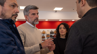 Ulpiano Suarez visitó la nueva sucursal de Salamone.