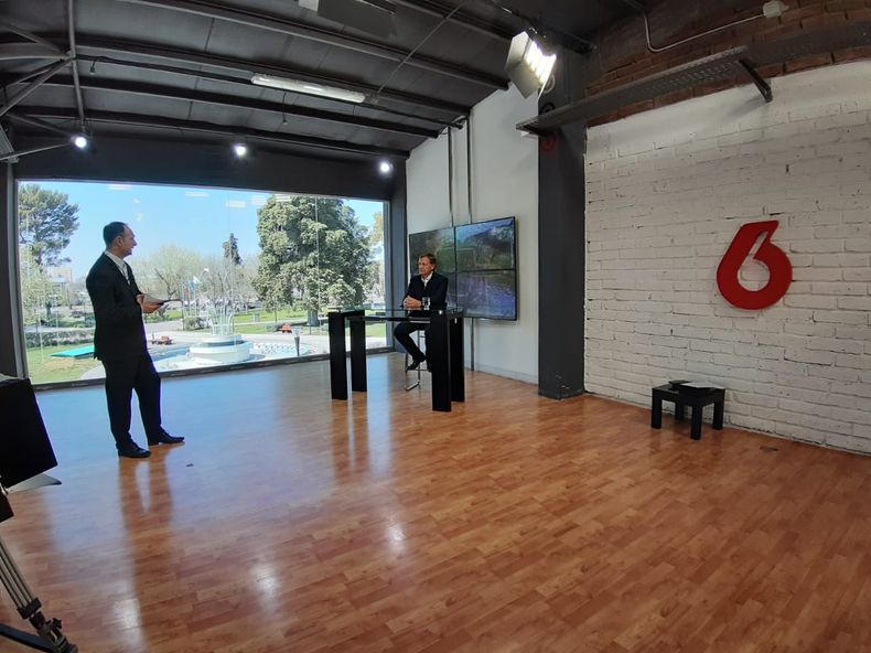Rodolfo Suarez en los estudios de Canal 6 Telesur