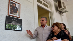 Diego Costarelli junto a la familia de Santiago Velázquez.