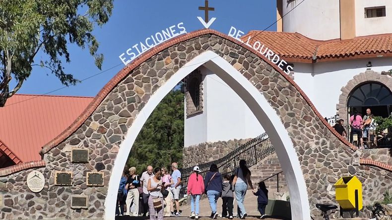 Cada 11 de febrero miles de fieles llegan al Santuario de Nuestra Señora de Lourdes, en El Challao.