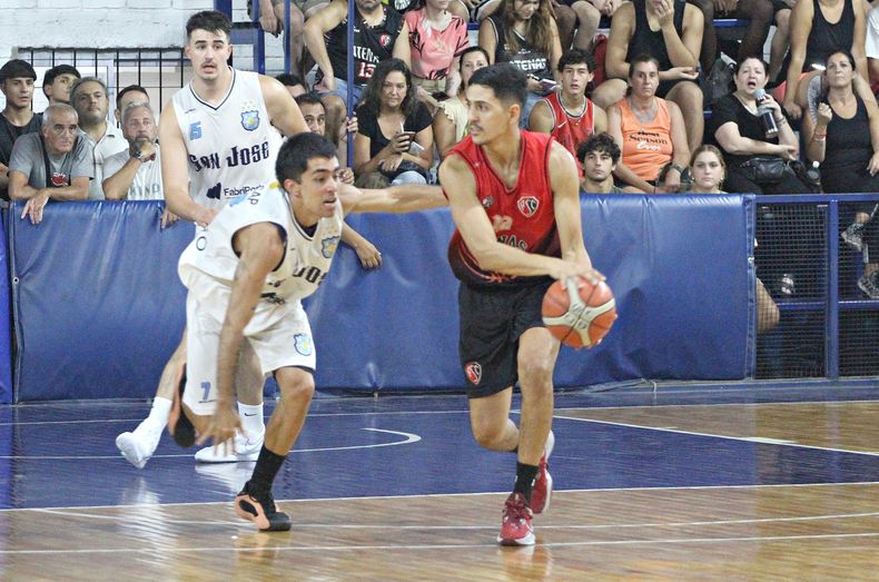 Atenas se quedó con uno de los duelos del Básquet local (Foto: Conecta Marketing gentileza).