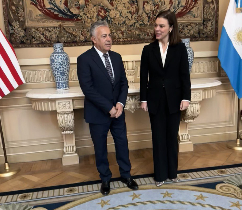 La diplomática estadounidense invitó personalmente al mandatario provincial y subrayó el creciente interés de empresas norteamericanas. 