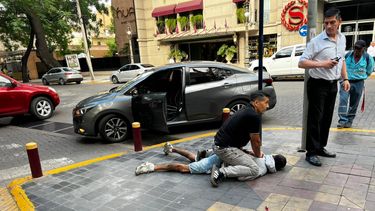 Un ladrón intentó robar la motocicleta de un joven Un ladrón intentó robar la motocicleta de un joven