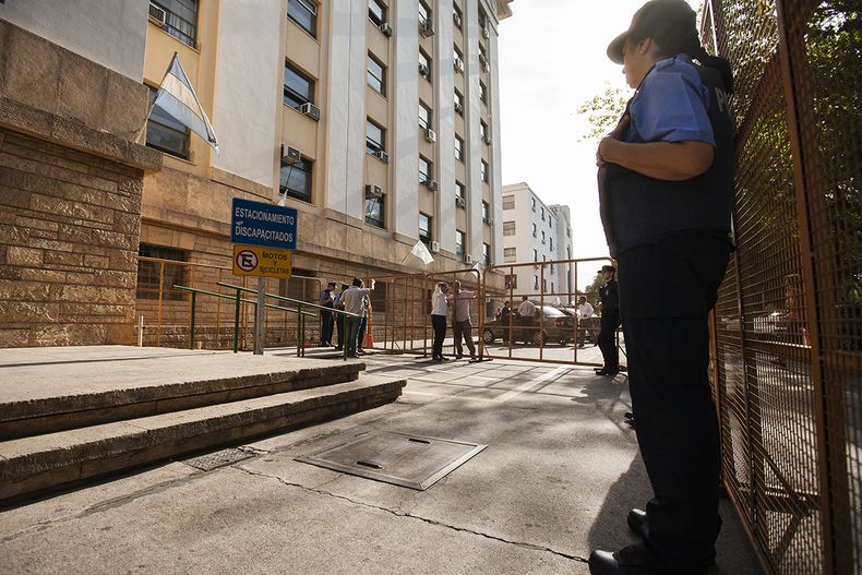 Salieron a la luz las irregularidades que involucran a un centenar de estatales mendocinos y 4.588 personas en 14 provincias.&nbsp;