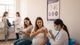 Enfermedades respiratorias en Mendoza: crecen los casos y extienden la vacunación a embarazadas. Imagen generada con IA