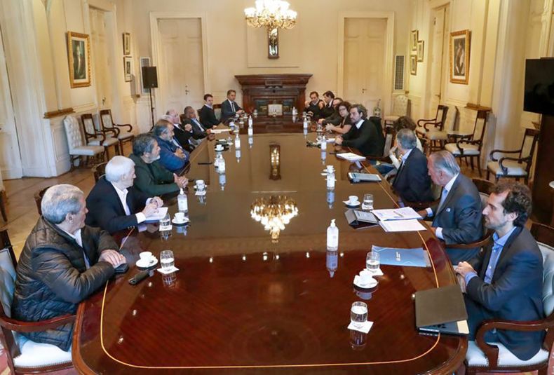 El jefe de Gabinete encabezo una reunion con los referentes de la Union Industrial Argentina, la Camara Argentina de Comercio y Servicios y la ConfederaciÓn General del Trabajo